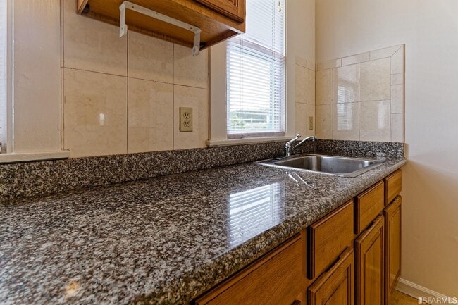 Building Photo - 735 Portola Dr