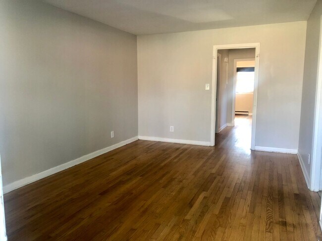 Building Photo - Awesome 2BR/1Bathroom Apartment in popular...