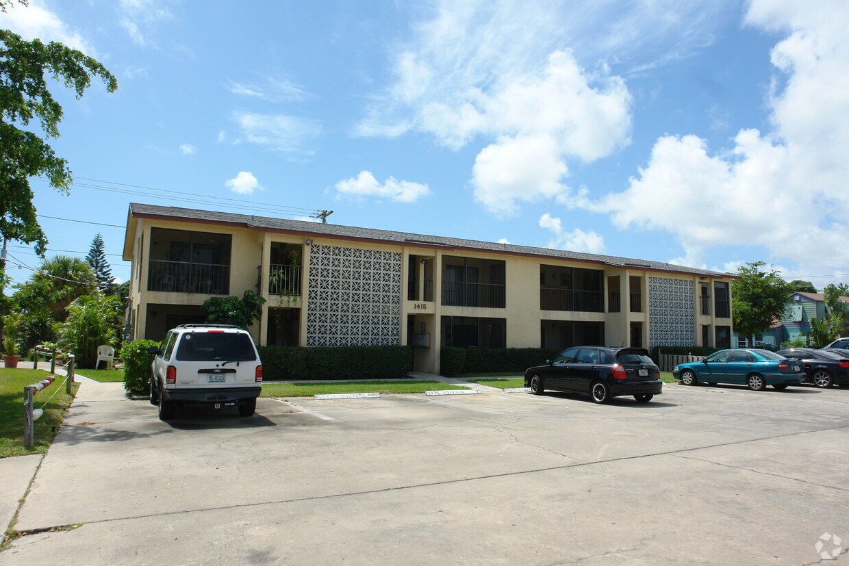 Building Photo - Bent Palm Apartments