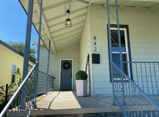 Foto del edificio - 842 Werner Ave