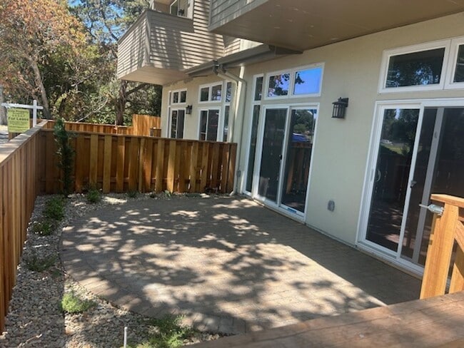Foto del edificio - BRAND NEW! 3 bed 2.5 bath Right Next to UCD