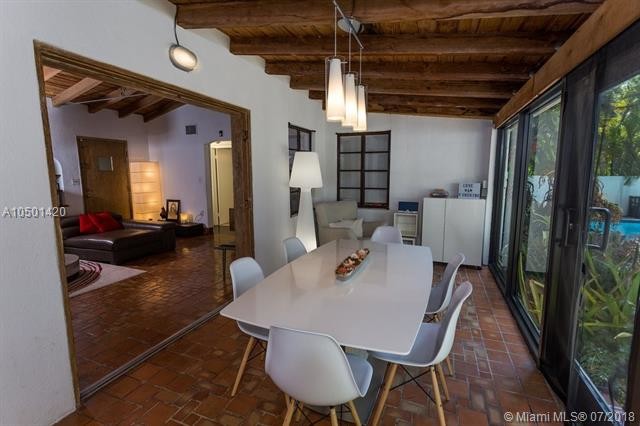 Foto del edificio - 5390 Sunset Dr