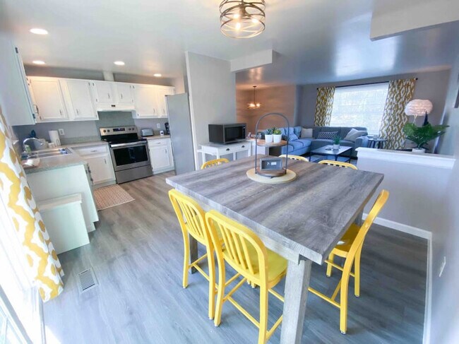 Foto del edificio - 11423-11425 5 Cedars Rd