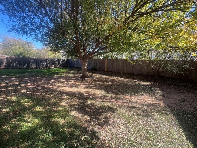 Foto del edificio - 804 N Creek Blvd