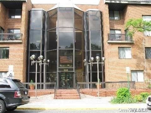 Primary Photo - 1 Ipswich Ave