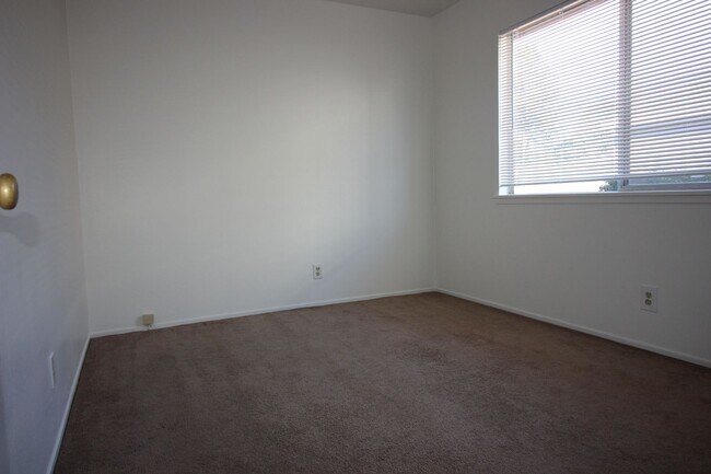 Building Photo - 205-207 W 7th St