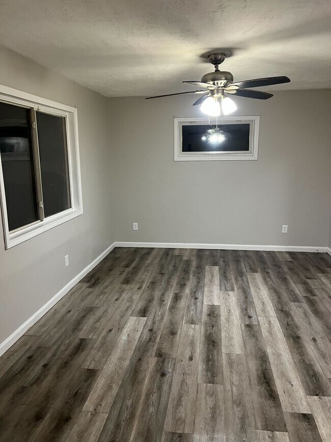 Building Photo - 3 bedroom/1 bathroom