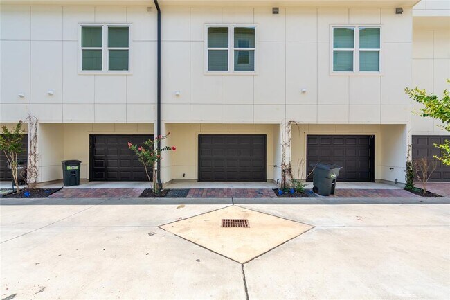 Foto del edificio - 2739 Maxroy St