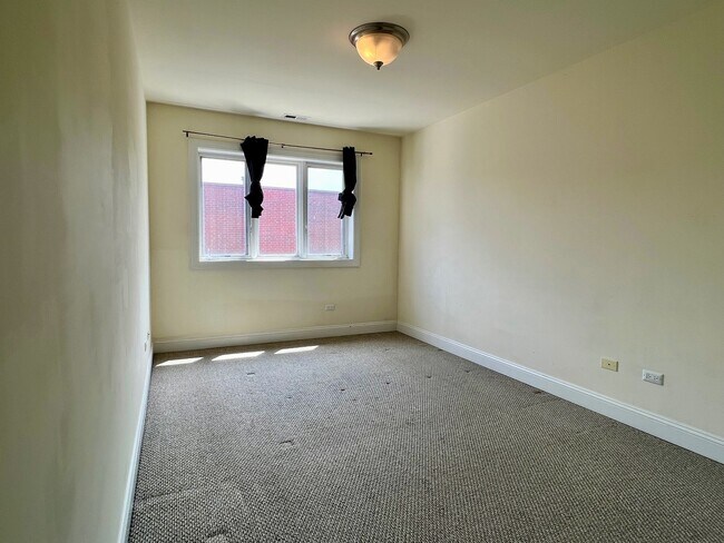 Building Photo - 838 W 31st St