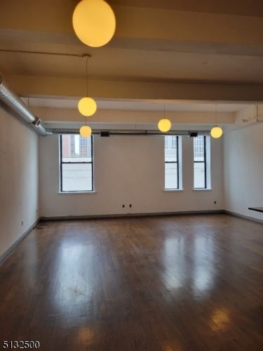 Building Photo - 1004 Broad St
