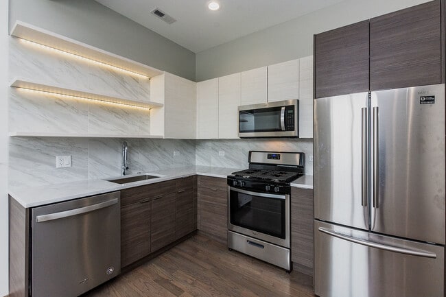 Building Photo - 2450 W Chicago Ave