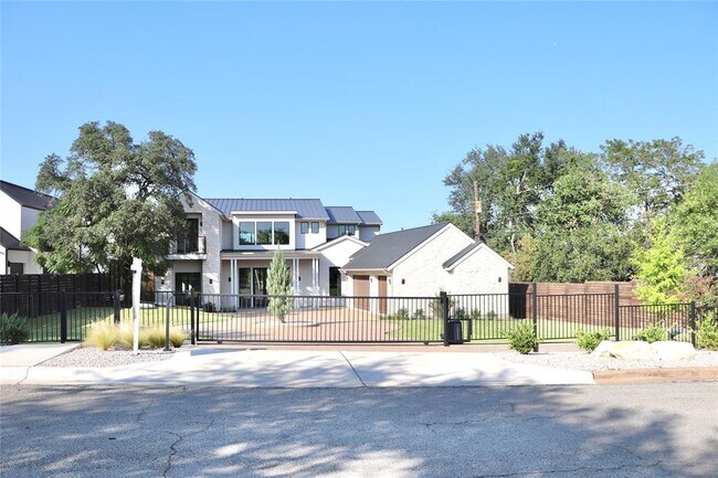 Foto del edificio - 6102 Forest Hills Dr