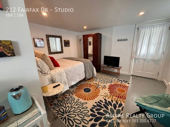 Building Photo - Stylish, Furnished Hillcrest Studio