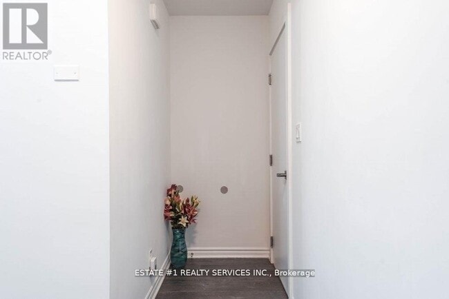 Building Photo - 7 Falaise Rd