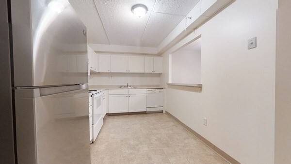 Building Photo - 32 Whites Ave