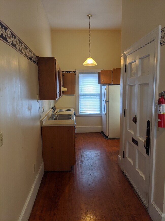 Hardwood floor in kitchen complete with electric oven/ range, and refrigerator - 332 N Main St
