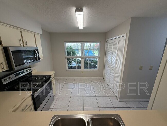 Foto del edificio - 4435 Brook Hollow Cir