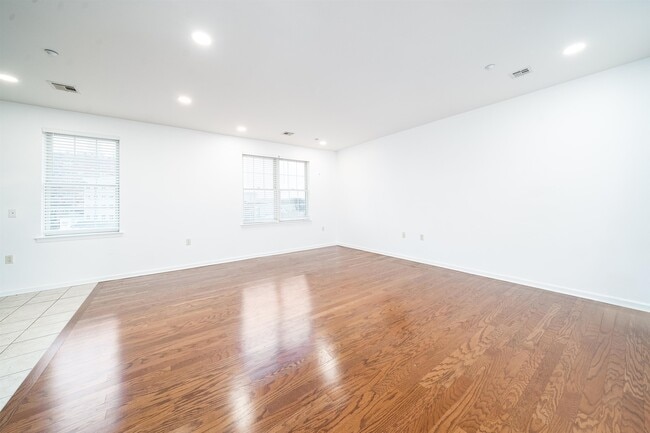 Building Photo - 1209 Summit Ave