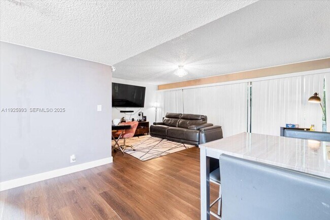 Foto del edificio - 8105 Lagos De Campo Blvd