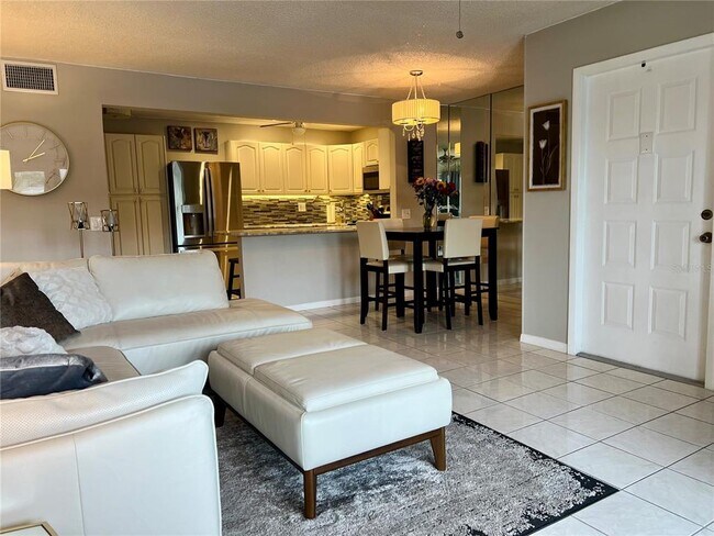 Foto del edificio - 1151 Pine Ridge Cir W