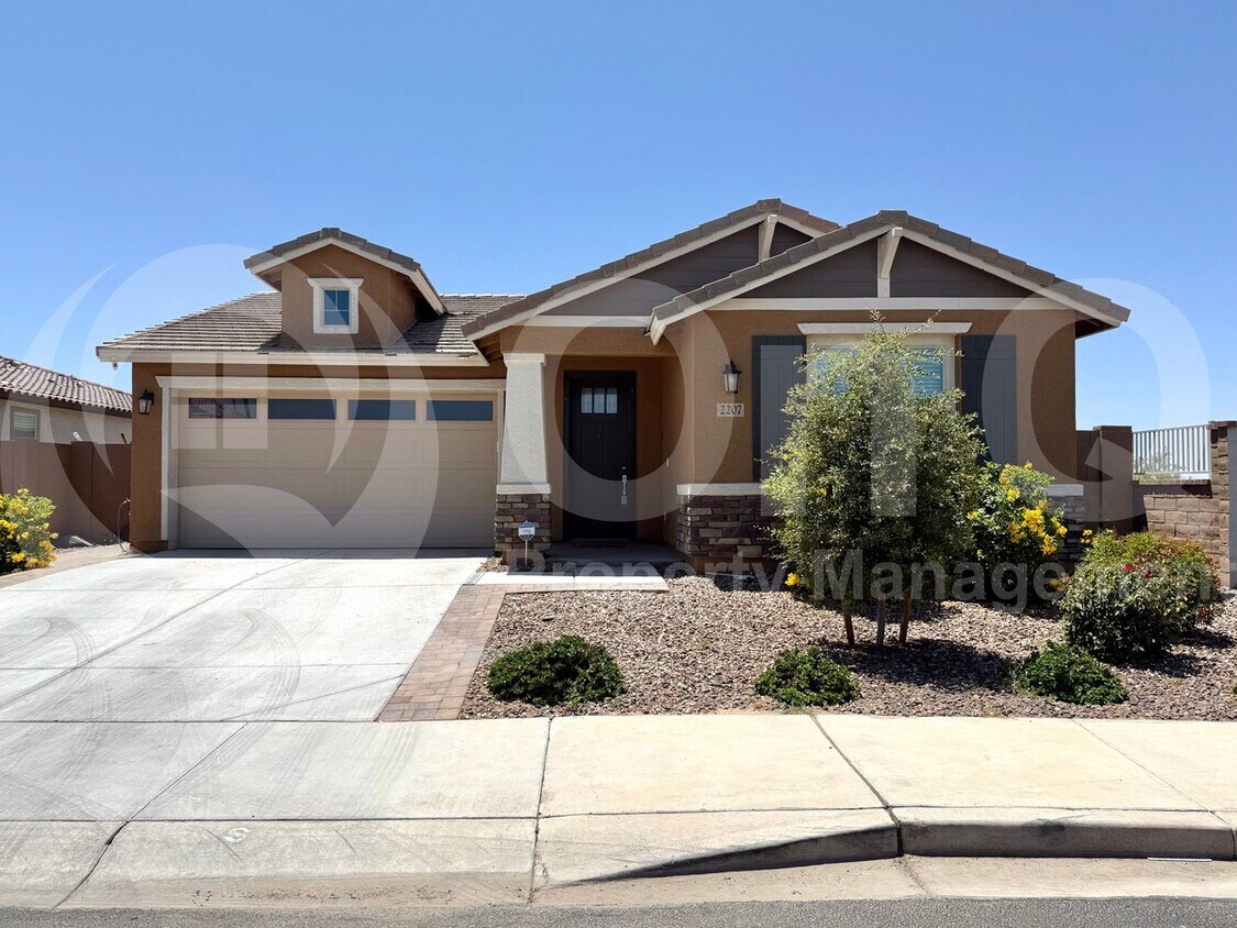 Foto principal - 2207 E Citadel Dr