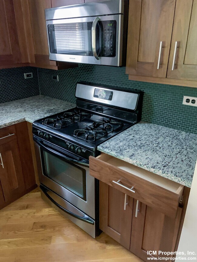 Foto del edificio - 2334 N Greenview Ave