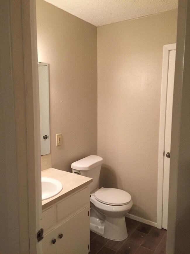 Building Photo - 2401 Cottonwood Dr