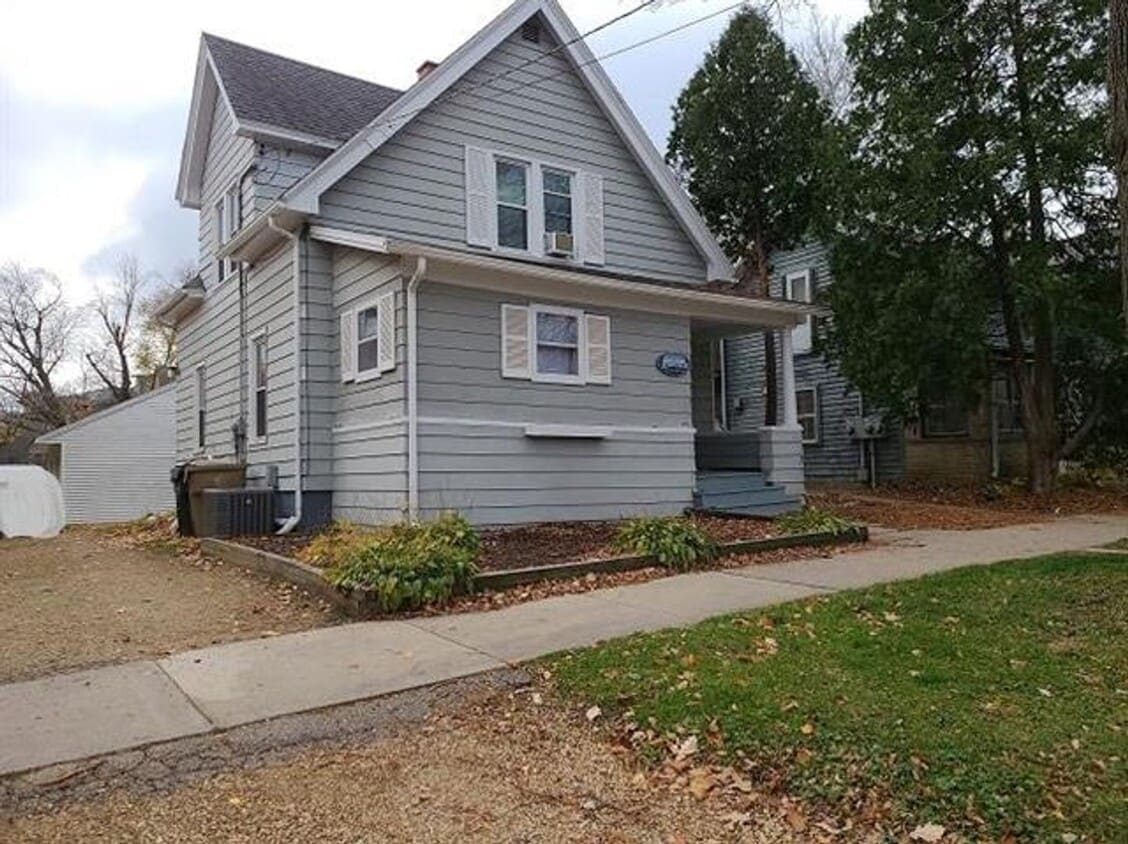 Primary Photo - 5 Bedroom/1 Bathroom - Available Now For Short-Term Lease - Great Downtown Location!