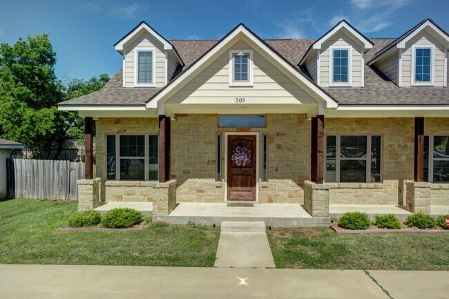 Building Photo - August Pre-Lease! Stunning 5/4 on Sorority...