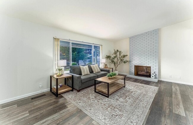 Foto del edificio - 7684 Surrey Ln