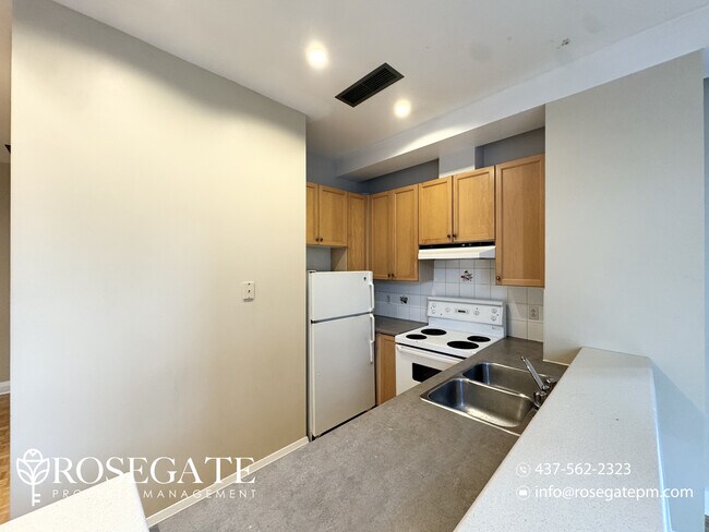 Photo du bâtiment - Spacious 2-Bedroom + Den Condo with Juliet Balcony in Downtown Toronto