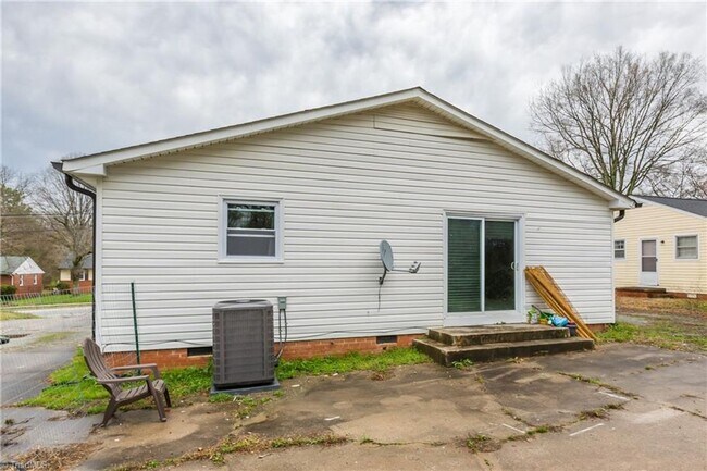 Building Photo - COMING SOON! 3 beds 1.5 baths