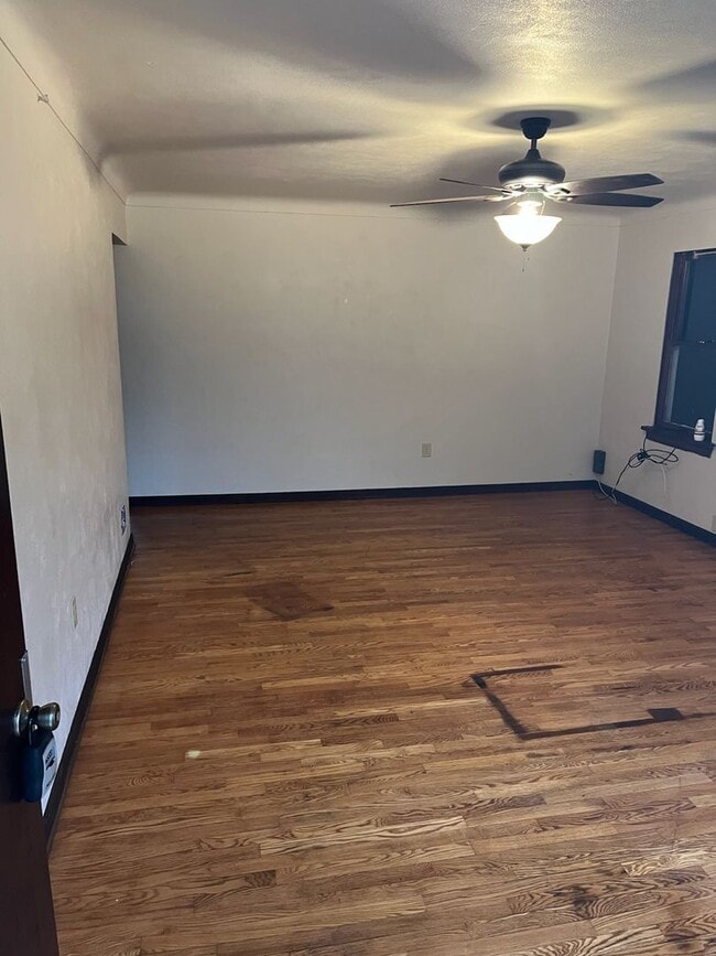 Building Photo - Beautiful Move in ready House!