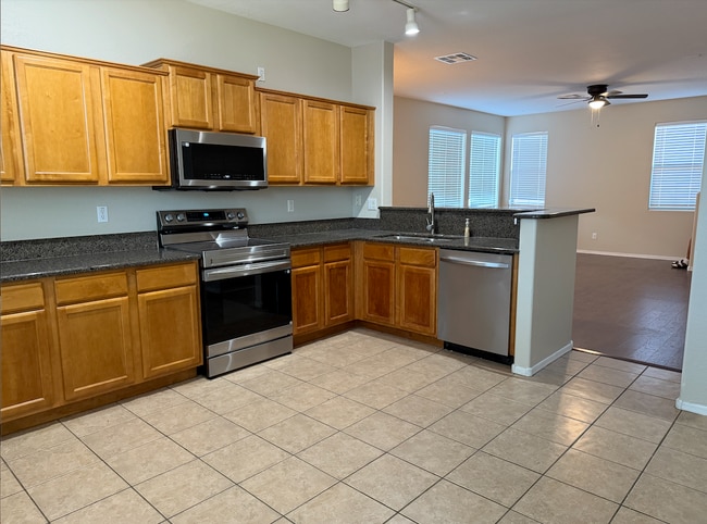 Building Photo - 996 E Cantebria Dr