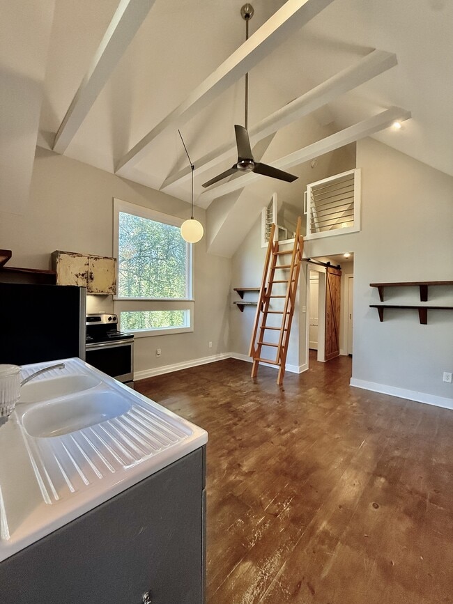 Building Photo - 574 Primitive St