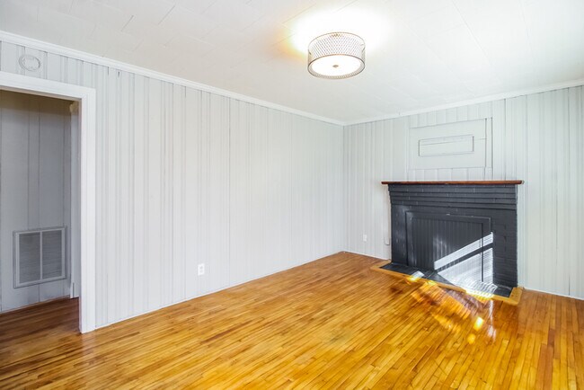 Building Photo - Charming 3 Bedroom Bungalow with Charm