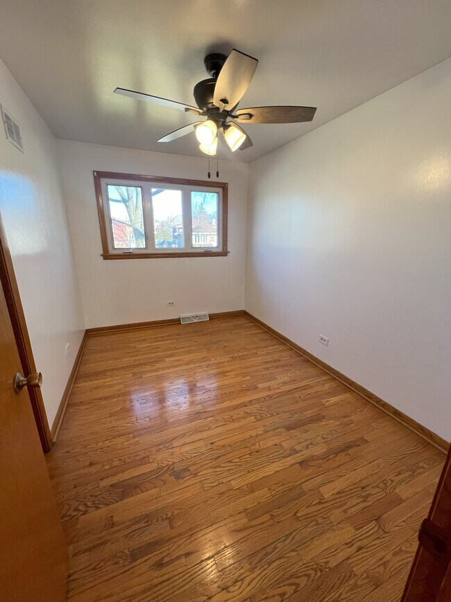 Building Photo - 640 W Gladys Ave