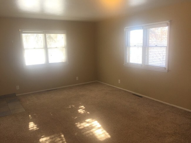 Building Photo - 1 Bedroom $650 utilizes included