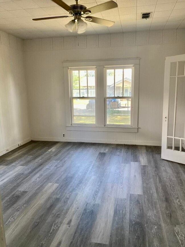 Building Photo - 903 W Live Oak St