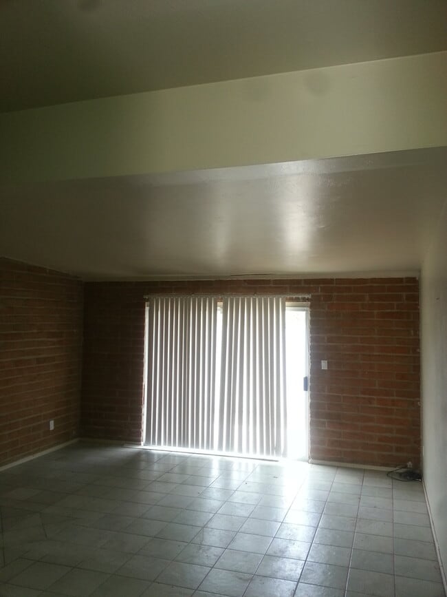 Building Photo - 4 Plex - 2 Bedroom Unit for Rent
