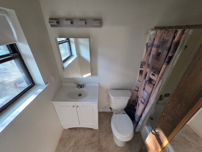 master bath overlooking the pool - 4301 Southridge Dr