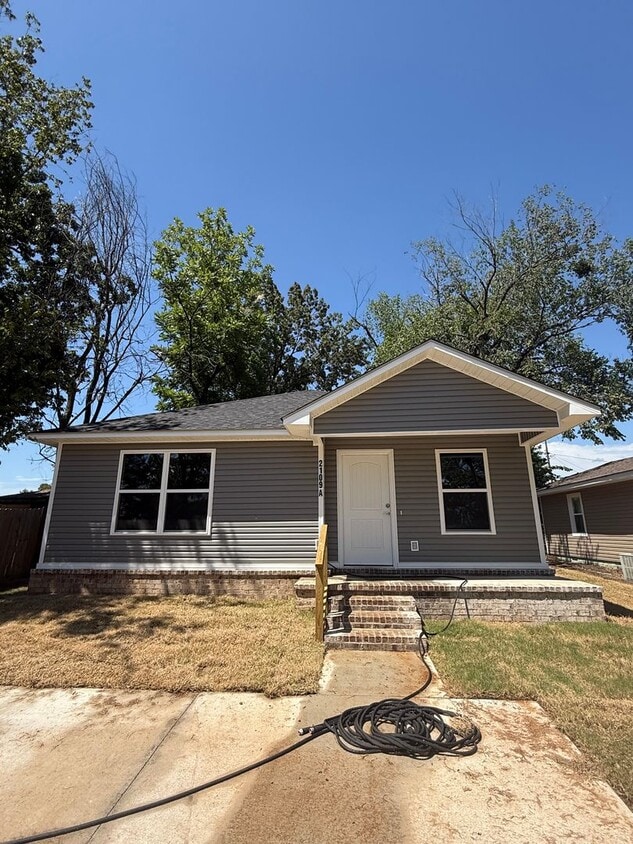 Primary Photo - 2109 Birnie Ave