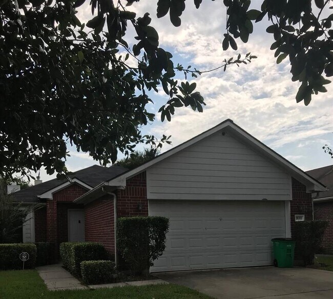 Foto del edificio - 18311 Beaverdell Dr