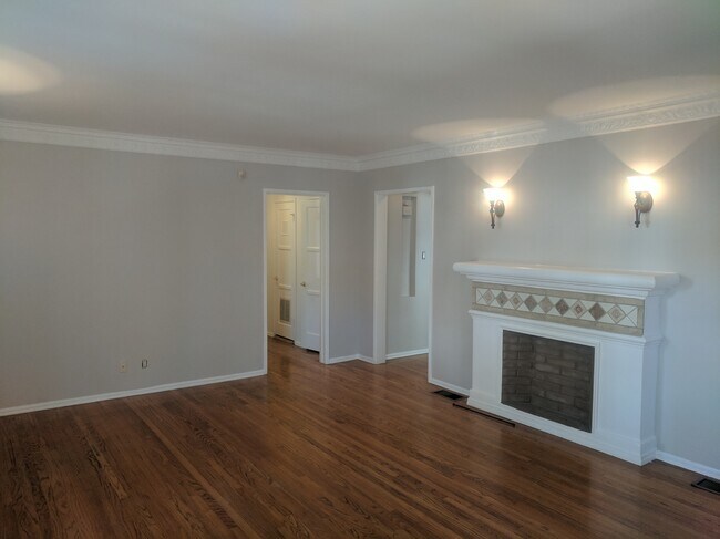 Building Photo - 443 N Orange Grove Ave