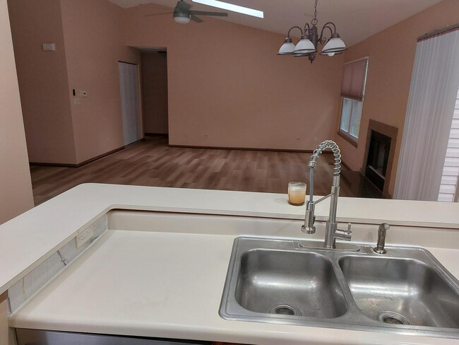 Building Photo - 709 Dartmouth Dr