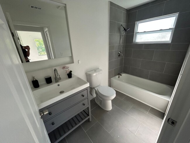 Building Photo - Charming & Completely Remodeled 3-Bedroom ...