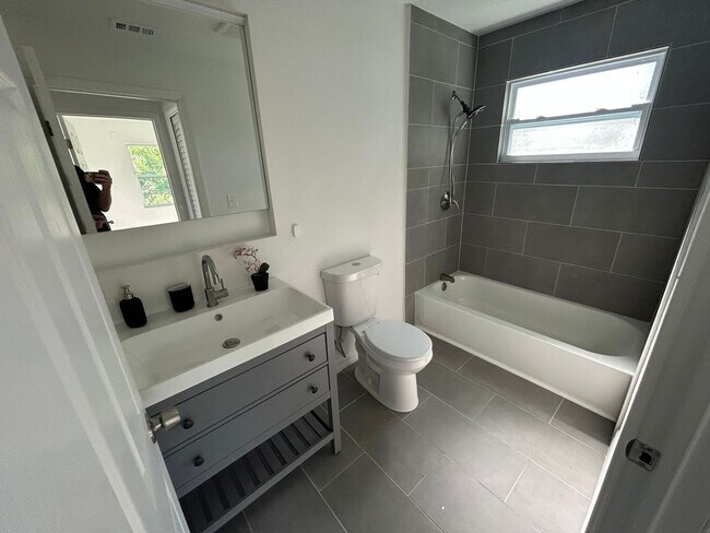 Foto del edificio - Charming & Completely Remodeled 3-Bedroom ...