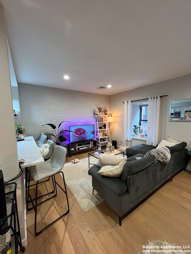 Foto del edificio - 210 Old Colony Ave