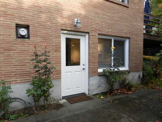 Building Photo - 217 18th Ave