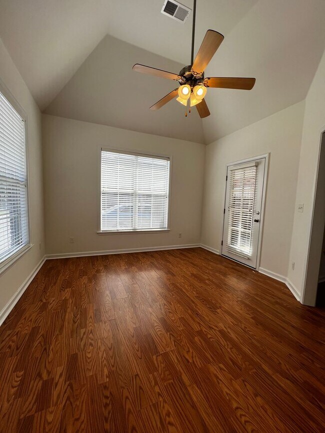 Building Photo - 8816 Glen Cir